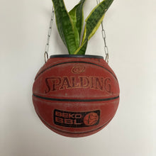 Charger l&#39;image dans la galerie, ballon-de-basket-pot-de-fleurs-spalding-rouge

