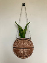 Charger l'image dans la galerie, ballon-de-basket-pot-de-fleurs-spalding-vintage-marron
