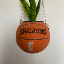 Charger l&#39;image dans la galerie, decoration-basketball-deco-nba-plante-ballon-basket-pot-de-fleurs-spalding
