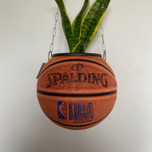 Charger l'image dans la galerie, decoration-basketball-deco-nba-plante-ballon-basket-pot-de-fleurs-spalding-vintage
