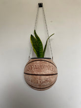 Charger l&#39;image dans la galerie, decoration-basketball-deco-nba-plante-ballon-basket-spalding-vintage-pot-de-fleurs
