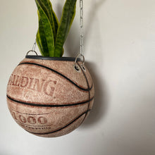 Charger l&#39;image dans la galerie, decoration-basketball-deco-nba-plante-ballon-basket-spalding-vintage-pot-de-fleurs
