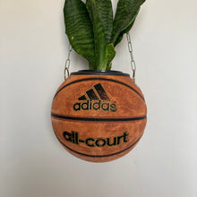 Charger l&#39;image dans la galerie, decoration-de-basket-deco-nba-basketball-planter-ballon-de-basket-pot-de-fleurs-adidas-vintage
