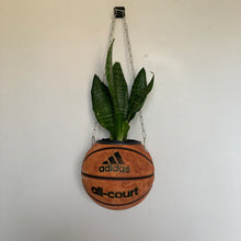 Charger l&#39;image dans la galerie, decoration-de-basket-deco-nba-basketball-planter-ballon-de-basket-pot-de-fleurs-adidas-vintage
