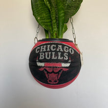 Charger l&#39;image dans la galerie, decoration-de-basket-deco-nba-basketball-planter-ballon-de-basket-pot-de-fleurs-spalding-chicago-bulls
