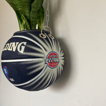 Charger l&#39;image dans la galerie, decoration-de-basket-deco-nba-basketball-planter-ballon-de-basket-pot-de-fleurs-spalding-detroit-piston
