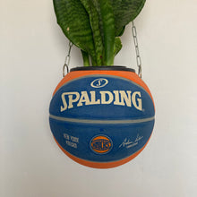 Charger l&#39;image dans la galerie, decoration-de-basket-deco-nba-basketball-planter-ballon-de-basket-pot-de-fleurs-spalding-knicks
