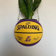 Charger l&#39;image dans la galerie, decoration-de-basket-deco-nba-basketball-planter-ballon-de-basket-pot-de-fleurs-spalding-los-angeles-lakers
