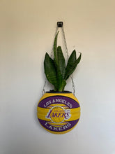 Charger l&#39;image dans la galerie, decoration-de-basket-deco-nba-basketball-planter-ballon-de-basket-pot-de-fleurs-spalding-los-angeles-lakers
