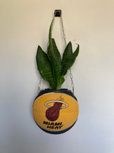 Charger l&#39;image dans la galerie, decoration-de-basket-deco-nba-basketball-planter-ballon-de-basket-pot-de-fleurs-spalding-miami-heat
