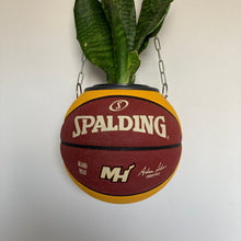 Charger l&#39;image dans la galerie, decoration-de-basket-deco-nba-basketball-planter-ballon-de-basket-pot-de-fleurs-spalding-miami-heat
