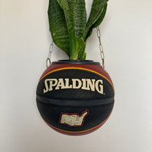 Charger l&#39;image dans la galerie, decoration-de-basket-deco-nba-basketball-planter-ballon-de-basket-pot-de-fleurs-spalding-miami-heat
