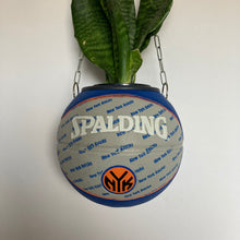 Charger l&#39;image dans la galerie, decoration-de-basket-deco-nba-basketball-planter-ballon-de-basket-pot-de-fleurs-spalding-new-york-knicks

