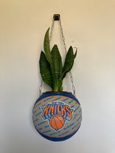 Charger l&#39;image dans la galerie, decoration-de-basket-deco-nba-basketball-planter-ballon-de-basket-pot-de-fleurs-spalding-new-york-knicks
