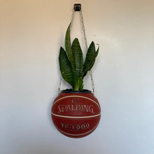 Charger l&#39;image dans la galerie, decoration-de-basket-deco-nba-basketball-planter-ballon-de-basket-pot-de-fleurs-spalding-rouge
