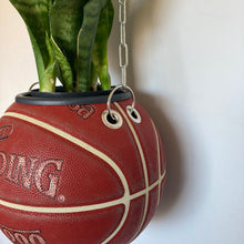 Charger l&#39;image dans la galerie, decoration-de-basket-deco-nba-basketball-planter-ballon-de-basket-pot-de-fleurs-spalding-rouge

