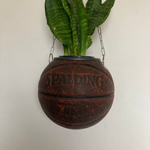 Charger l&#39;image dans la galerie, decoration-de-basket-deco-nba-basketball-planter-ballon-de-basket-pot-de-fleurs-spalding-vintage
