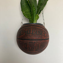 Charger l&#39;image dans la galerie, decoration-de-basket-deco-nba-basketball-planter-ballon-de-basket-pot-de-fleurs-spalding-vintage
