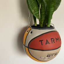 Charger l&#39;image dans la galerie, decoration-de-basket-deco-nba-basketball-planter-ballon-de-basket-pot-de-fleurs-tarmak-multicolore

