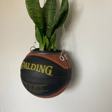 Charger l&#39;image dans la galerie, decoration-de-basket-deco-nba-basketball-planter-ballon-de-basket-spalding-pot-de-fleurs

