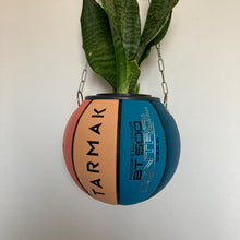 Charger l&#39;image dans la galerie, decoration-de-basket-deco-nba-basketball-planter-ballon-de-basket-tarmak-multicolore-pot-de-fleurs
