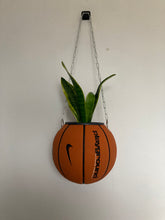 Charger l'image dans la galerie, ballon-de-basket-pot-de-fleurs-nike-classique
