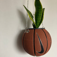 Charger l'image dans la galerie, ballon-de-basket-pot-de-fleurs-nike-marron
