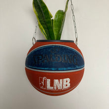 Charger l'image dans la galerie, decoration-de-basketball-ballon-de-basket-pot-de-fleurs-spalding-bleu-et-rouge

