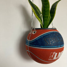Charger l'image dans la galerie, decoration-de-basketball-ballon-de-basket-pot-de-fleurs-spalding-bleu-et-rouge
