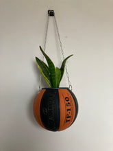Charger l'image dans la galerie, decoration-de-basketball-ballon-de-basket-pot-de-fleurs-spalding-noir-et-orange
