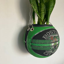 Charger l&#39;image dans la galerie, decoration-de-basketball-planter-ballon-de-basket-celtics-spalding-nba
