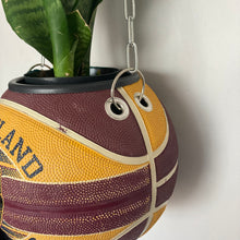 Charger l&#39;image dans la galerie,      decoration-nba-ballon-de-basket-spalding-cavaliers-pot-de-fleur-basketball-planter
