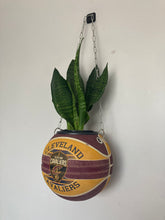 Charger l&#39;image dans la galerie,      decoration-nba-ballon-de-basket-spalding-cavaliers-pot-de-fleur-basketball-planter

