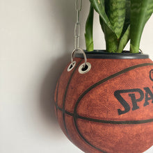 Charger l&#39;image dans la galerie, decoration-nba-ballon-de-basket-spalding-pot-de-fleur-basketball-planter
