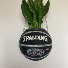 Charger l&#39;image dans la galerie,       decoration-nba-basket-sneakers-room-ballon-de-basketball-planter-pot-de-fleurs-spalding-spurs
