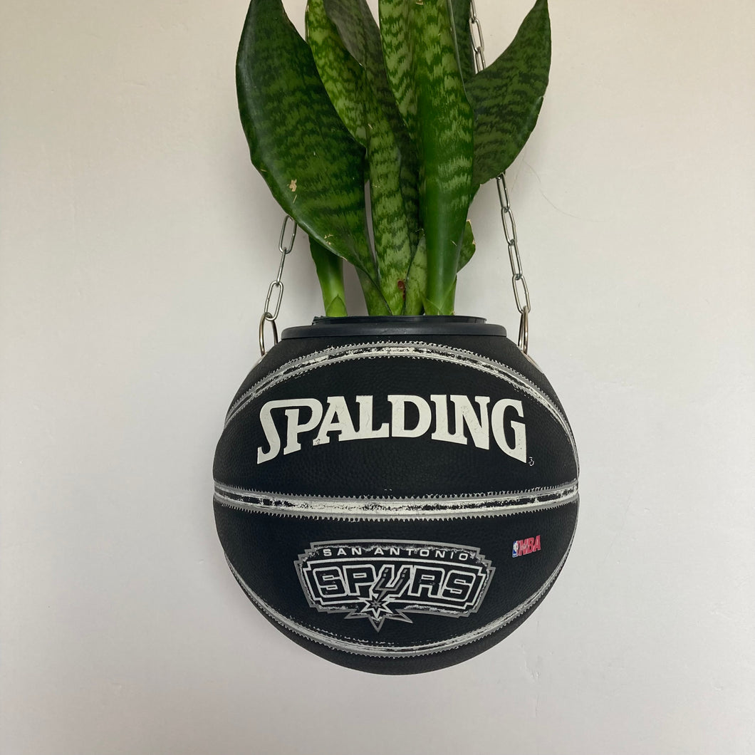       decoration-nba-basket-sneakers-room-ballon-de-basketball-planter-pot-de-fleurs-spalding-spurs