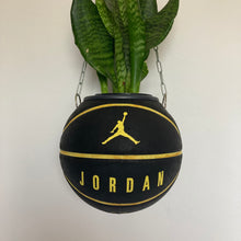 Charger l&#39;image dans la galerie,      decoration-nba-sneakers-room-ballon-de-basketball-planter-pot-de-fleurs-jordan
