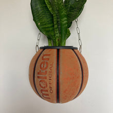 Charger l&#39;image dans la galerie,     decoration-nba-sneakers-room-ballon-de-basketball-planter-pot-de-fleurs-molten-vintage

