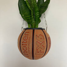 Charger l&#39;image dans la galerie,     decoration-nba-sneakers-room-ballon-de-basketball-planter-pot-de-fleurs-molten-vintage
