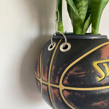 Charger l&#39;image dans la galerie,      decoration-nba-sneakers-room-ballon-de-basketball-planter-pot-de-fleurs-spalding-vintage
