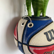 Charger l&#39;image dans la galerie,      decoration-nba-sneakers-room-ballon-de-basketball-planter-pot-de-fleurs-wilson-vintage
