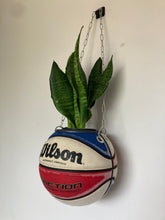 Charger l&#39;image dans la galerie,      decoration-nba-sneakers-room-ballon-de-basketball-planter-pot-de-fleurs-wilson-vintage
