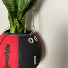 Charger l&#39;image dans la galerie, decoration-nike-basket-ballon-de-basketball-planter-deco-pot-de-fleurs-swoosh-noir-et-rouge

