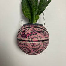 Charger l&#39;image dans la galerie, decoration-nike-basket-ballon-de-basketball-planter-deco-pot-de-fleurs-swoosh-rose
