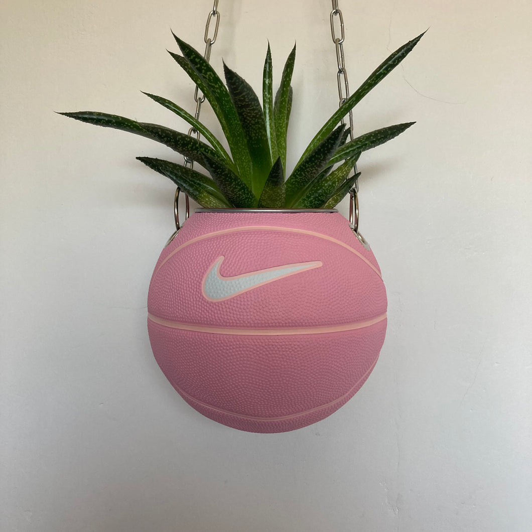     decoration-nike-sneakers-basket-ballon-de-basketball-planter-pot-de-fleur-rose