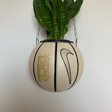 Charger l&#39;image dans la galerie, decoration-nike-sneakers-deco-nba-basketball-planter-ballon-de-basket-pot-de-fleurs-swoosh
