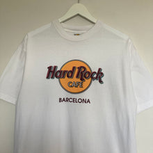 Charger l&#39;image dans la galerie,     t-shirt-homme-vintage-blanc-hard-rock-cafe-barcelona
