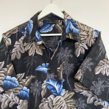 Charger l&#39;image dans la galerie, chemise-hawaienne-a-fleurs-homme-noire-et-bleue

