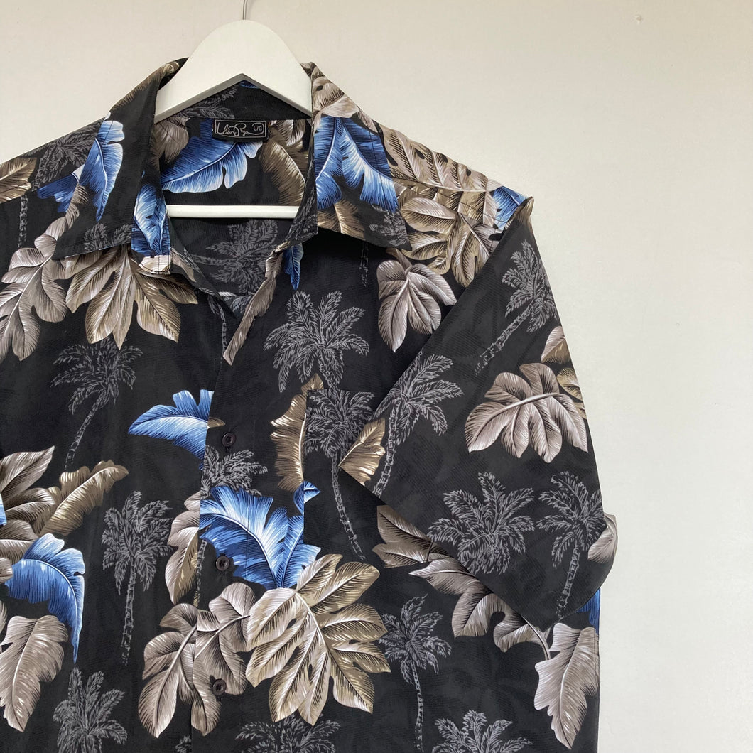 chemise-hawaienne-a-fleurs-homme-noire-et-bleue