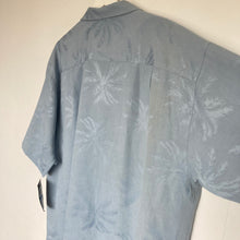 Charger l&#39;image dans la galerie, chemise-hawaienne-homme-en-soie-bleu-clair-motifs-palmiers
